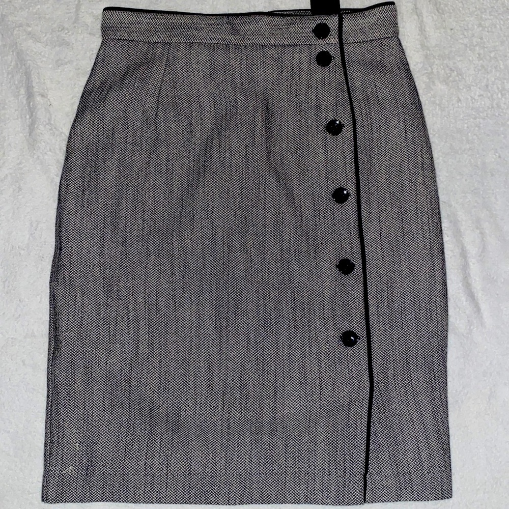 Like brand new women’s business skirt size 6. Knee length zip w/button detail